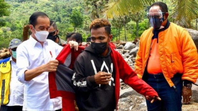 Kala Fransiskus, Korban Banjir Bandang Lembata Dapat Jaket Dari Jokowi