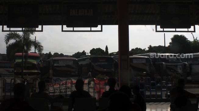 Sejumlah calon penumpang menunggu kedatangan bus di Terminal Kampung Rambutan, Jakarta Timur, Jumat (9/4/2021). [Suara.com/Dian Latifah]