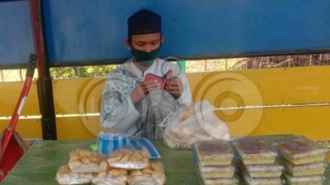 Abdullah Hadi (30 tahun), penjual nasi kuning di Kabupaten Kolaka / [telisik.id]