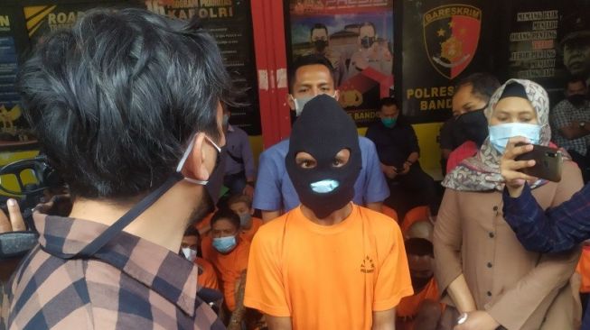 Ancam Eks Istri Agar Balik ke Pelukan, Suami Rekam saat Injak-injak Bayinya