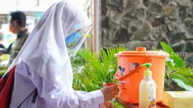 Tiga Sekolah di Makassar Uji Coba Belajar Tatap Muka, Murid Diswab Antigen Covid-19