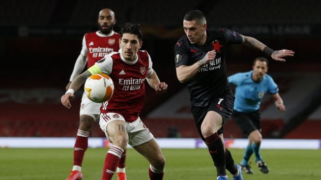 Fullback Arsenal, Hector Bellerin (kiri) tampil pada laga perempatfinal Liga Europa kontra Slavia Praha di Emirates Stadium, London, Jumat (9/4/2021) dini hari WIB. [Ian KINGTON / AFP]