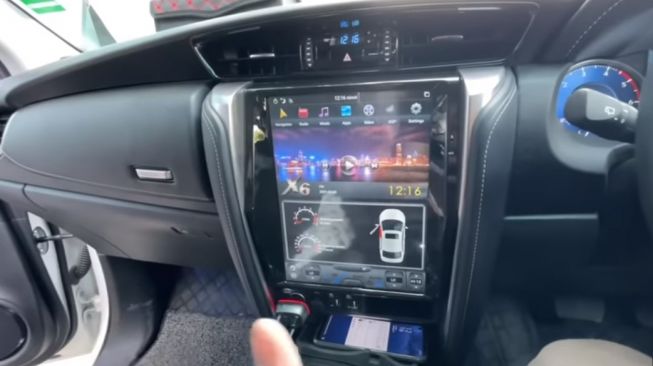 Sistem infotainment Toyota Fortuner mirip dengan mobil Tesla (Youtube)