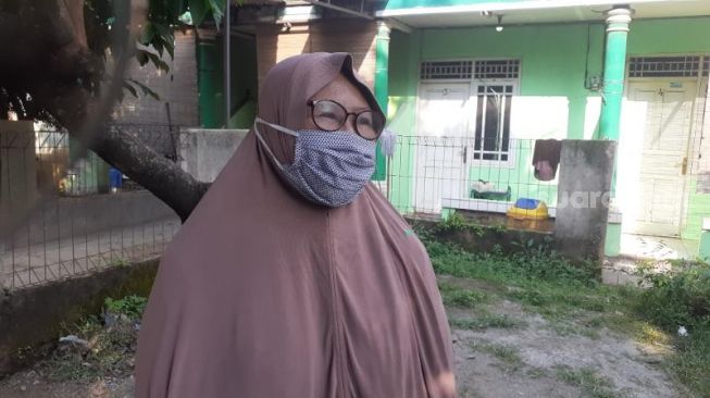 Iis, Ketua RT 02 RW 08, Kelurahan Kampung Gedong, Kecamatan Pasar Rebo, Jakarta Timur, memberikan kesaksian terkait penangkapan terduga teroris berinisial WI oleh tim Densus 88 Antiteror Polri, Jumat (9/4/2021). [Suara.com/Yaumal Asri Adi Hutasuhut]