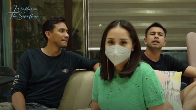 Tangkapan layar Raffi dan Nagita berbincang dengan Darius. (YouTube/The Sinathrya)