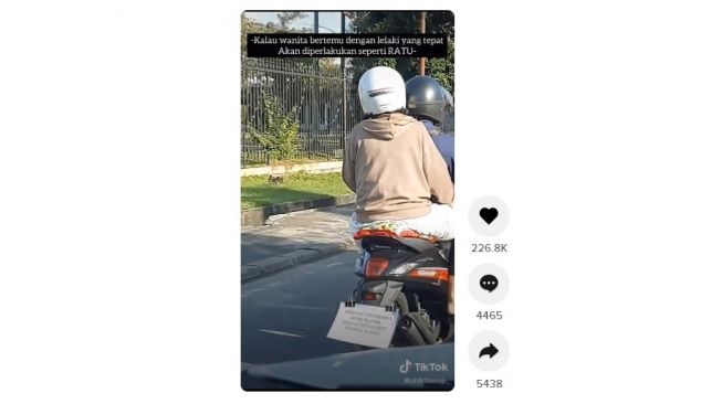 Tulisan di sepeda motor. [TikTok]