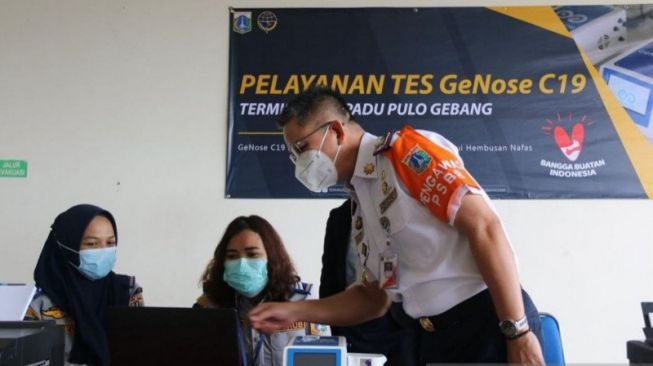 Kadishub DKI Jakarta Syafrin Liputo (kanan) mengecek laporan tes cepat COVID-19 menggunakan alat GeNose dalam agenda uji coba perdana di Terminal Terpadu Pulogebang, Jakarta Timur, Minggu (7/2/2021). [Dok. Sudinhub Jaktim]