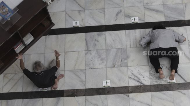 Jamaah memanjatkan doa usai melaksanakan ibadah shalat di dalam Masjid Cut Meutia, Jakarta, Sabtu (10/4/2021). [Suara.com/Angga Budhiyanto]