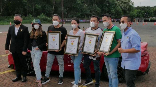 Permainan catur di atas mobil drifting yang digagas Raffi Ahmad dkk mendapat rekor MURI. [dokumentasi pribadi]