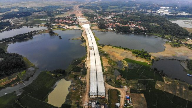 Foto udara proyek pembangunan Jalan Tol Jakarta - Cikampek (Japek) II Selatan di Karawang, Jawa Barat, Sabtu (10/4/2021). [ANTARA FOTO/M Ibnu Chazar]