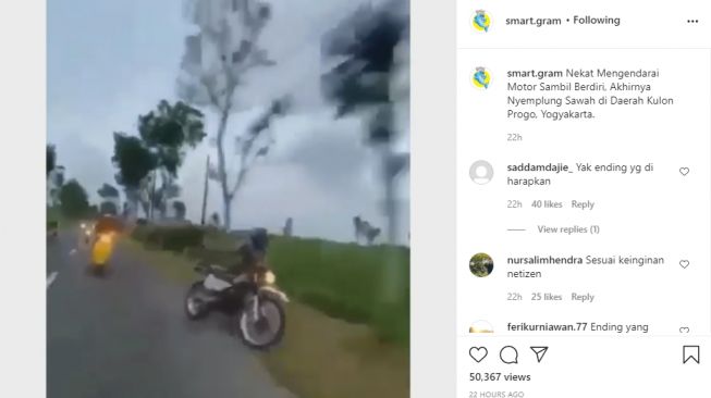 Bergaya Nyetir Sambil Berdiri, Pemuda Ini Jatuh ke Sawah ...