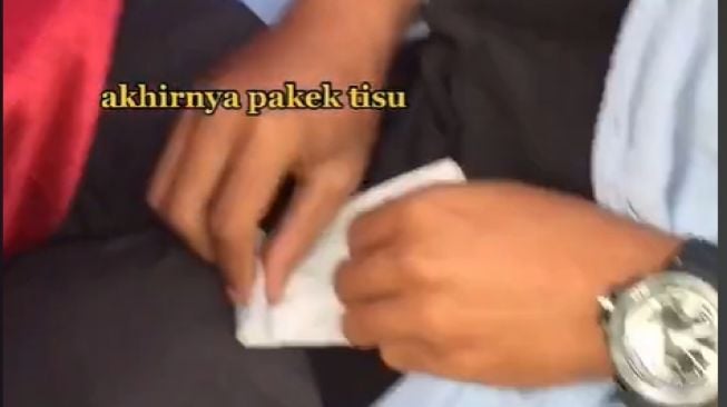 Kocak! Nggak Bawa Amplop ke Kondangan, Begini Cara Pria ini Mengatasinya (TikTok/Phiwoa)