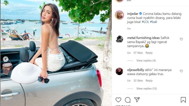 Jessica Iskandar bersama Mini Cooper (Instagram)