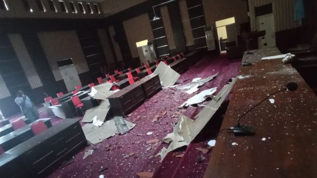 Atap Gedung Dprd Dan Kantor Bupati Blitar Ambrol Diguncang Gempa Malang Suara Jatim