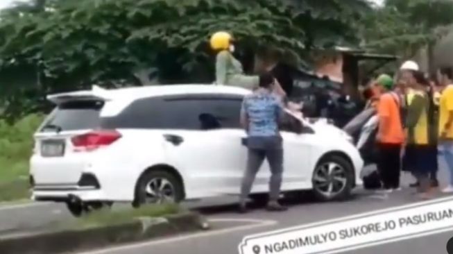 Wanita duduk di atap mobil usai kecelakaan (Instagram)