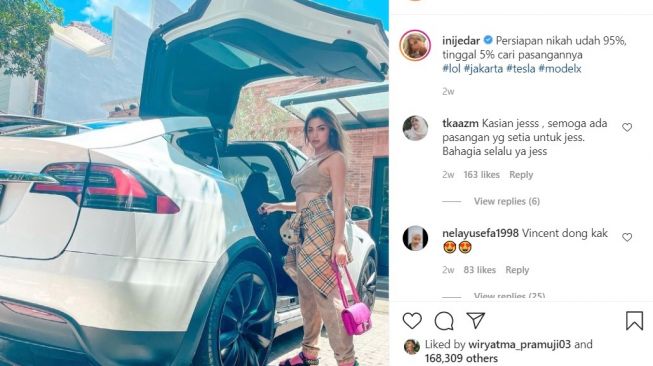 Jessica Iskandar dengan Tesla (Instagram)