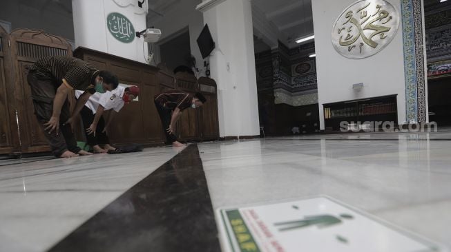 Jamaah melaksanakan ibadah shalat di dalam Masjid Cut Meutia, Jakarta, Sabtu (10/4/2021). [Suara.com/Angga Budhiyanto]