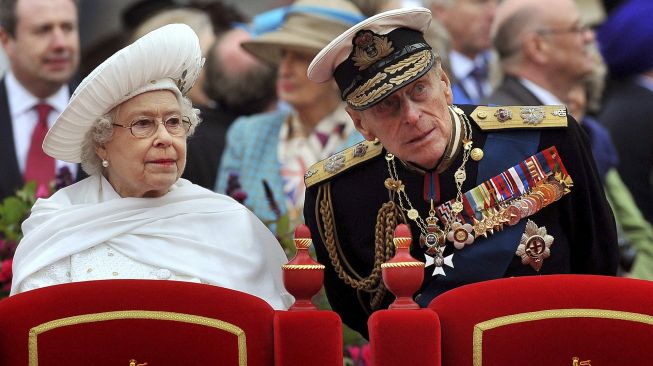 Ratu Inggris Elizabeth II (kiri) dan Duke of Edinburgh Pangeran Philip (kanan), berdiri di atas kapal Spirit of Chartwell selama Thames Diamond Jubilee Pageant di Sungai Thames di London, pada tanggal (3/6/2012). [John Stillwell / POOL / AFP]