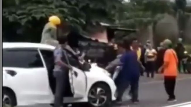 Viral Wanita Duduk Di Atap Mobil Usai Kecelakaan, Warganet Komentar Kocak