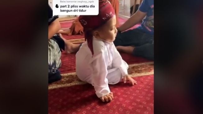 Bocah ketiduran saat salat jemaah. (TikTok)