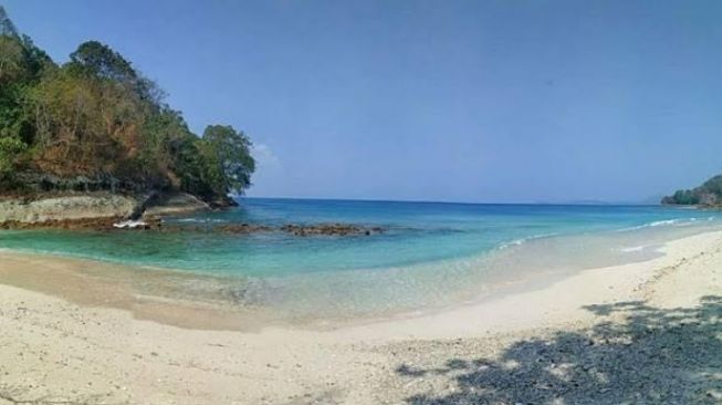 Pemandangannya Indah, Pantai Teluk Hantu Makin Ramai Dikunjungi Wisatawan