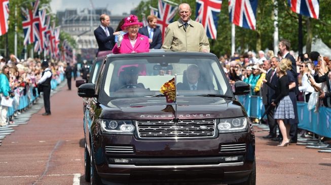 Ratu Elizabeth II  dan Pangeran Philip dari Inggris, Duke of Edinburgh melambai kepada para tamu saat  menghadiri Patron's Lunch di Mall, sebuah acara untuk menandai ulang tahun official Sang Ratu ke-90 di London (12/6/2016) [AFP/Bruce Adams].