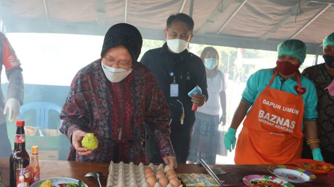 Mensos, Tri Rismaharini, mengunjungi mengujungi korban banjir di Kabupaten Lembata dan Pulau Adonara, NTT. (Dok : Kemensos)