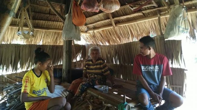 Suasana di dalam gubuk atau Pondok Parek tempat korban banjir-longsor mengungsi. [Suara.com/M Yasir]