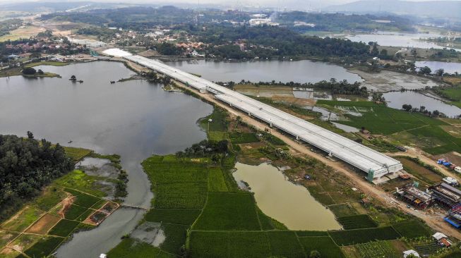 Foto udara proyek pembangunan Jalan Tol Jakarta - Cikampek (Japek) II Selatan di Karawang, Jawa Barat, Sabtu (10/4/2021). [ANTARA FOTO/M Ibnu Chazar]