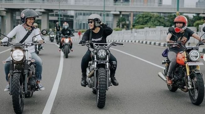 Prisia Nasution riding menggunakan moge Triumph (Instagram)