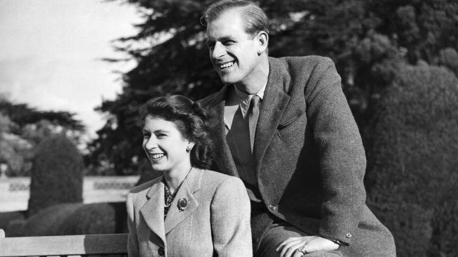 Putri Inggris Elizabeth (calon Ratu Elizabeth II) dan suaminya Duke of Edinburgh Philip berpose selama bulan madu mereka di perkebunan Broadlands, Hampshire, pada tanggal (25/11/1947). [AFP]