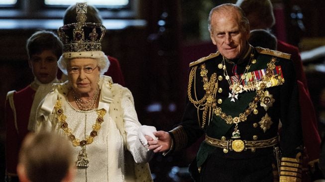 Ratu Inggris Elizabeth II (Kiri) dan Duke of Edinburgh Pangeran Philip di Istana Westminster, London, pada tanggal (9/5/2012). [Leon NEAL / POOL / AFP]