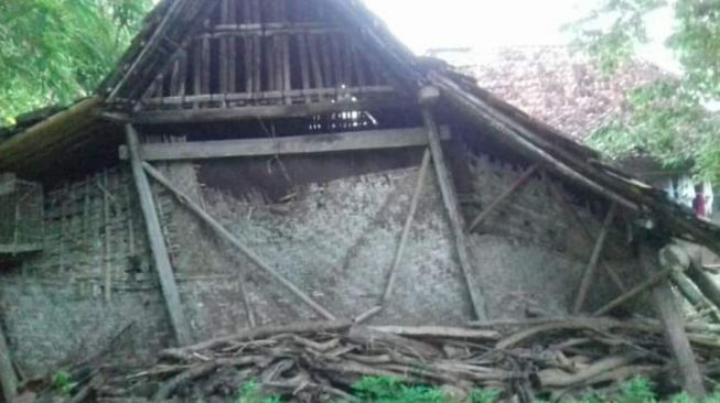 Rumah Lansia Ambruk karena Usia, Warga Gamping Gotong Royong Beri Bantuan