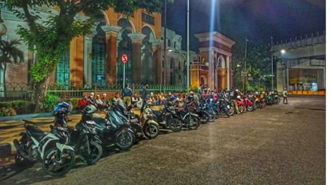 Jajaran klub motor saat beraat di depan masjid [istimewa]