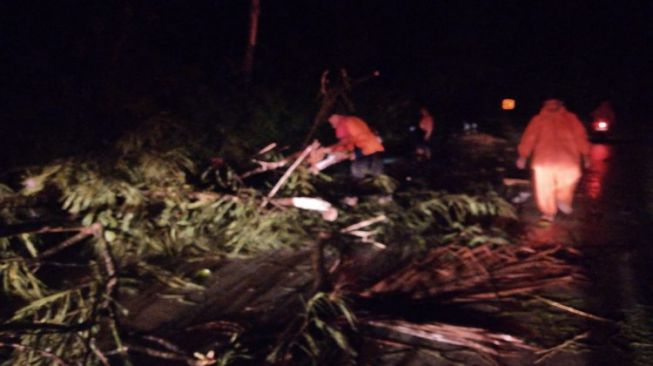 Hujan Disertai Angin Kencang, Puluhan Rumah Warga Purworejo Rusak