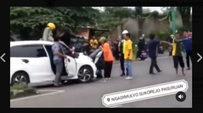 Viral Kecelakaan Mobil vs Motor, Pemotor Kesakitan di Atas Kap Mobil