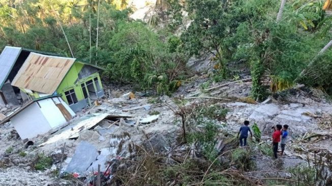 Diterjang Badai Seroja, Nyaris Separuh Desa di Kupang Ini Tenggelam