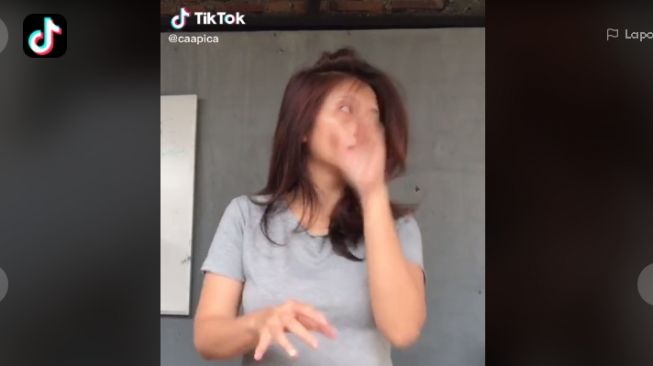 Asyik Goyang TikTok, Wanita Ini Langsung Lari saat Diguncang Gempa