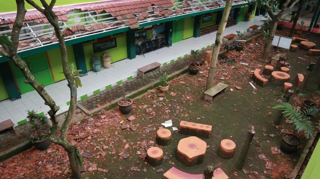 Reruntuhan genting sekolah terlihat memenuhi halaman sekolah yang rusak akibat gempa di SMK Negeri 1 Turen, Malang, Jawa Timur, Sabtu (10/4/2021). ANTARA FOTO/Bayu