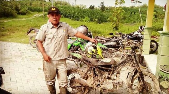 Guru honorer naik motor trail rakitan bikin terenyuh. (Twitter/@Purnomo_dtt)