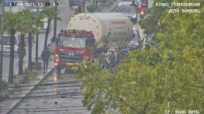 Truk Pengangkut LPG Pertamina Tertimpa Pohon Tumbang di Buah Batu Bandung