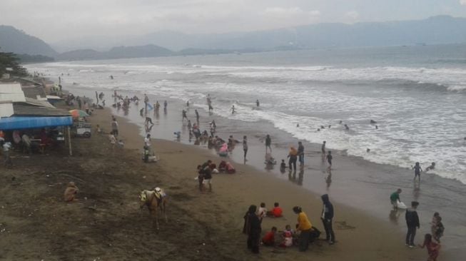 Pengunjung memadati Pantai Citepus, Palabuhanratu, Sukabumi, menjelang bulan suci Ramadan 1442 Hijriah, Minggu (11/4/2021). [Ist]