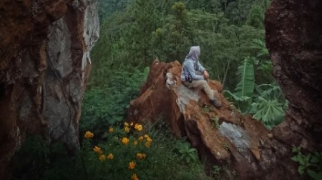 Pesona Karang Gemantung, Wisata Bukit Batu yang Indah di Banjarnegara