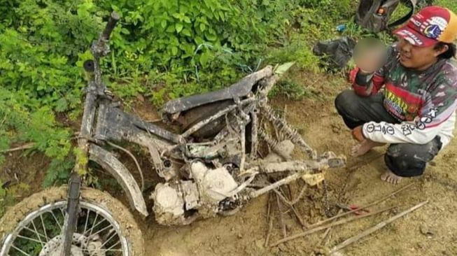 Guru honorer naik motor trail rakitan bikin terenyuh. (Twitter/@Purnomo_dtt)