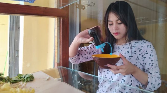 Penjual Baso Cantik Ini Ternyata Ingin Jadi Presenter Acara Traveling