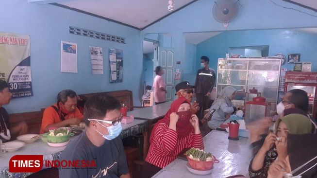 Have the Local Taste of Fried Chicken at Warung Mak Yar Ngawi