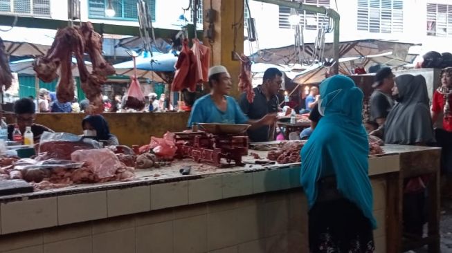 Suasana Pedagang Daging Sapi di Pasar Tavip Binjai. [digtara.com]