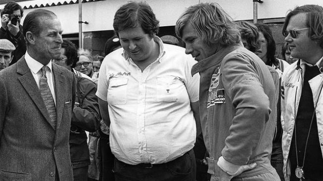 Pangeran Philip, The Duke of Edinburgh (paling kiri) dan salah satu juara dunia Formula One (F1) asal Inggris, James Hunt [Instagram: @jameshuntfoundation].