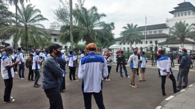 Ratusan buruh menggeruduk Gedung Sate, Senin (12/4/2021). Mereka mendesak Gubernur Jawa Barat Ridwan Kamil untuk mengingatkan pengusaha agar membayar THR tepat waktu secara penuh dan tanpa dicicil. [Suara.com/ M Dikdik RA]