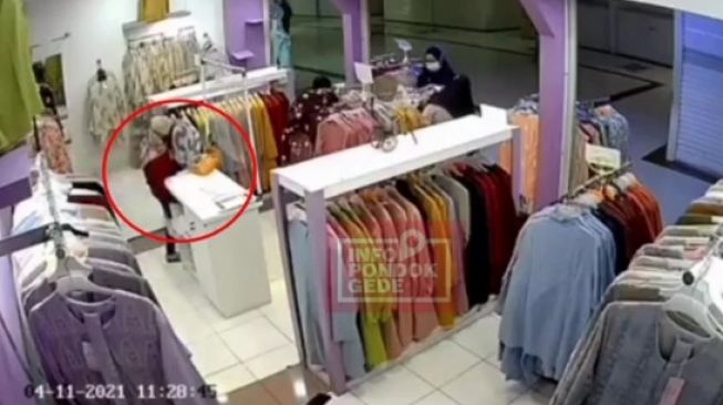 Pura-pura Beli Baju, Wanita di Pondok Gede Terekam Lakukan Aksi Pencurian